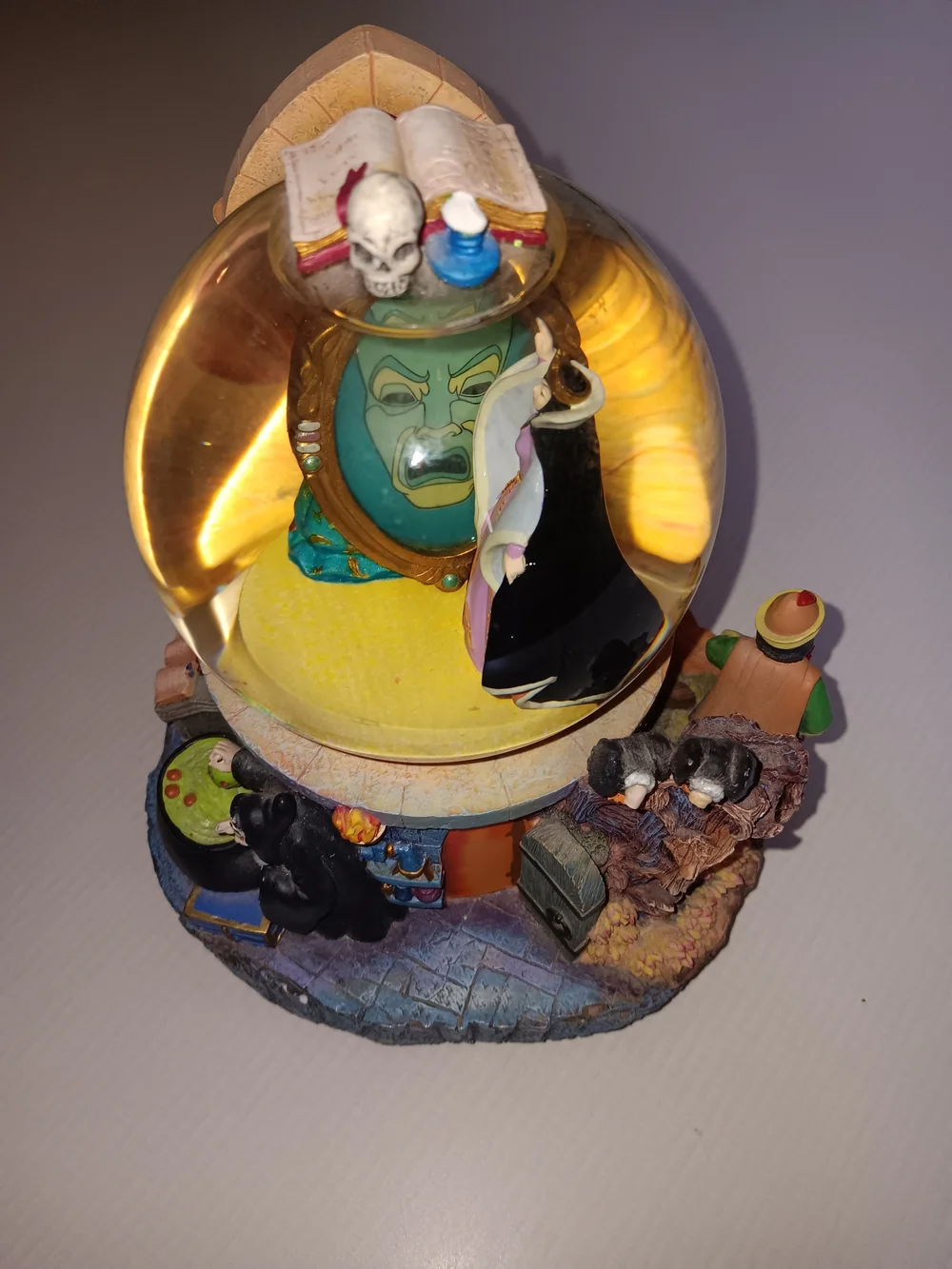 Disney Villains Evil Witch Mirror Mirror Snow Globe Preowned Sound WorksLightsup - Picture 2 of 11